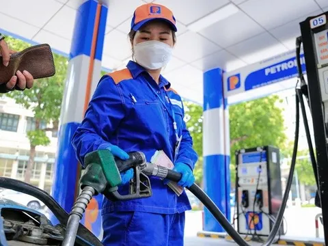 Giá xăng giảm mạnh