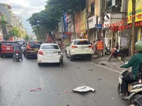 Ô tô con tông liên hoàn trên đường phố Hà Nội, 4 người bị thương