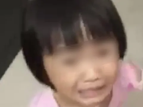 Công an vào cuộc vụ bố đẻ dùng dao đe doạ, đánh chửi bé gái vì mẹ "không gửi tiền về"