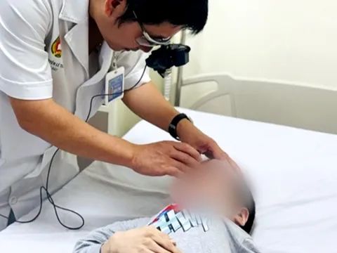 Cứu đôi mắt nam thanh niên 21 tuổi chỉ nặng 10kg, mắc bệnh xương thủy tinh