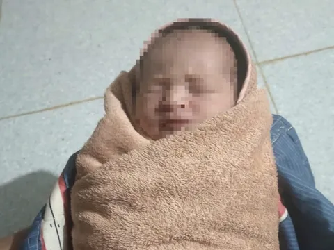 Bé gái sơ sinh bị bỏ rơi sau vườn nhà dân