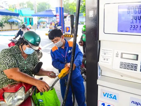 Giá xăng RON95-III giảm gần 500 đồng/lít