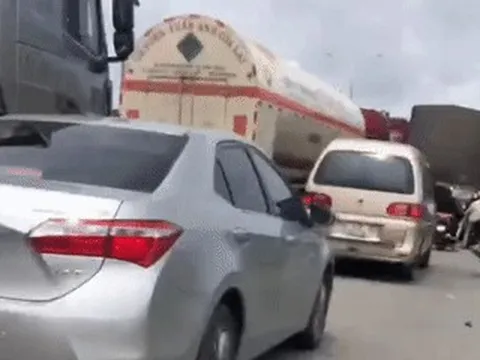 Thót tim cảnh ô tô tràn làn xe máy trên tuyến đường huyết mạch ở TPHCM