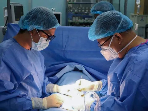 Tại sao giãn tĩnh mạch tinh thường ở bên trái?