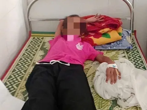 Sau bữa ăn sáng, 20 học sinh phải nhập viện cấp cứu