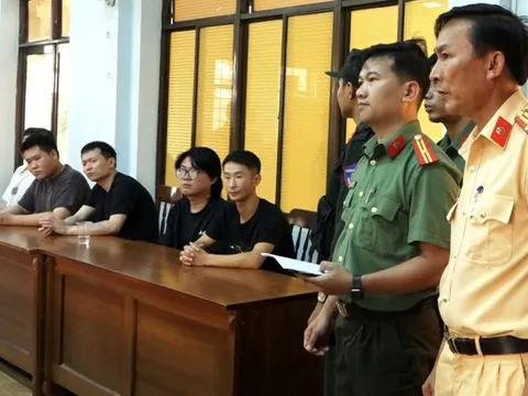 Phát hiện 2 ô tô chở nhiều người Trung Quốc có dấu hiệu nghi vấn nhập cảnh trái phép vào Việt Nam