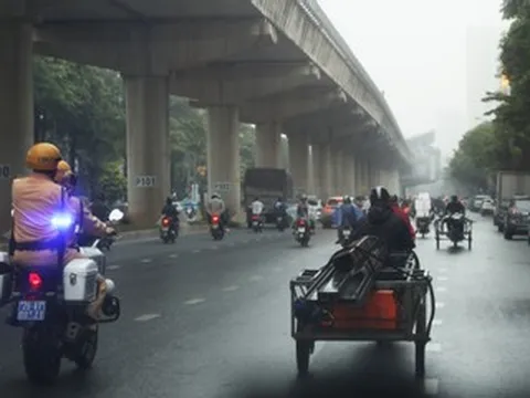 Cảnh sát đi mô tô tuần tra, ngăn chặn vi phạm mà camera AI 'chịu thua'