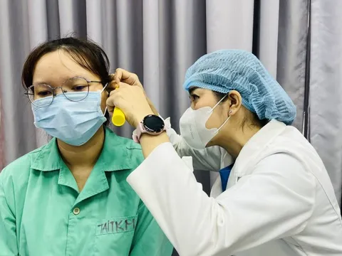 Nguy cơ thủng màng nhĩ ở trẻ từ những thói quen tưởng vô hại