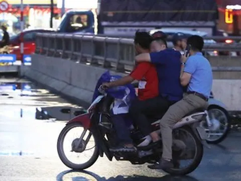 Người Hà Nội đi xe máy ngang nhiên phạm luật ở nơi chưa lắp camera AI