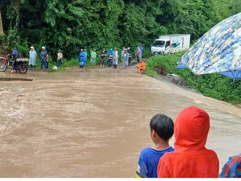 Mưa lớn hoành hành ở Quảng Trị, đường tạm bị "xé" đôi, ngầm tràn bị chia cắt
