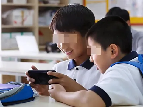 Đa số bạn đọc TTO ủng hộ cấm học sinh dùng điện thoại trong trường, kể cả giờ ra chơi