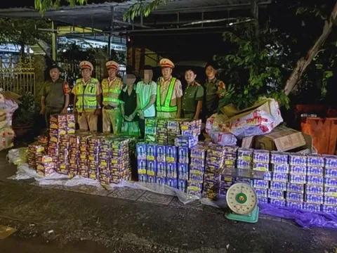 Bốc xếp hàng trong đêm, nhóm đối tượng bị bắt quả tang cùng gần 600kg pháo hoa nổ