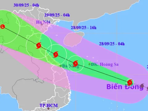 Bão số 10 Bualoi giật cấp 15, lao nhanh với tốc độ 35-40 km/giờ, hướng vào miền Trung