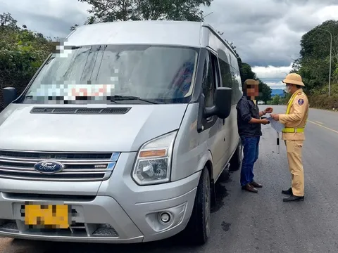Lý do một loạt xe ô tô chở khách bị xử phạt trên Quốc lộ 9