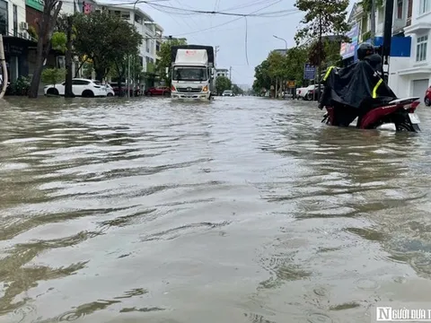 Mưa xối xả, nhiều tuyến phố ở Nghệ An ngập trong biển nước, hàng loạt xe chết máy