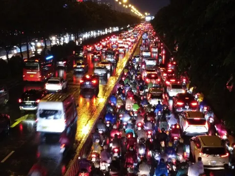 Hàng ngàn người 'dính' ùn ứ kéo dài trên đường Võ Nguyên Giáp