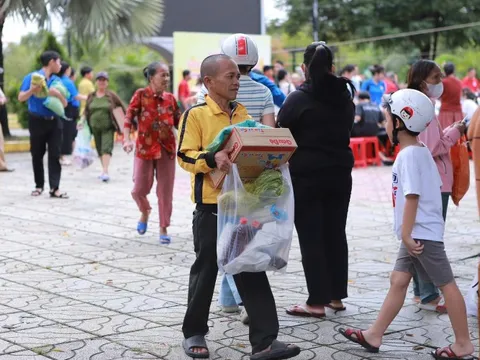 Hình ảnh người nghèo, trẻ em khó khăn ở phường Bình Dương đón nhận niềm vui sáng 27-9