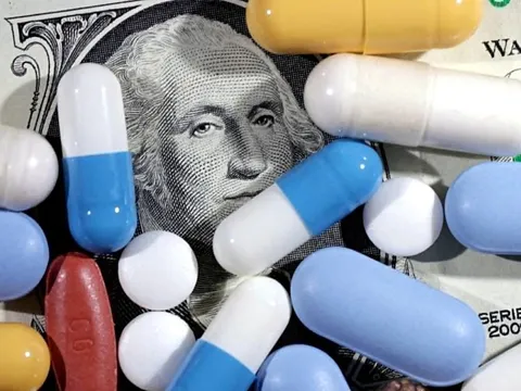 Ông Trump áp thuế sốc, nhiều ngành lao đao