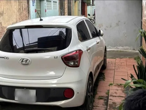 Xôn xao video clip người phụ nữ lớn tiếng khi bị nhắc đậu ô tô chắn lối đi