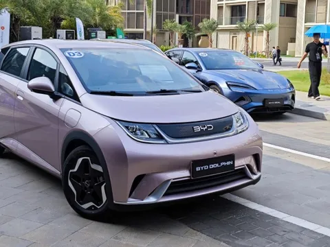 Ô tô ngoại tràn về, thị trường chuẩn bị 'sóng lớn' dịp Tết