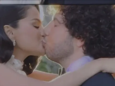 Selena Gomez lãng mạn và cổ điển trong ngày cưới