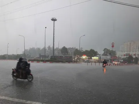Bầu trời TP HCM tối sầm, mưa lớn trút xuống nhiều nơi