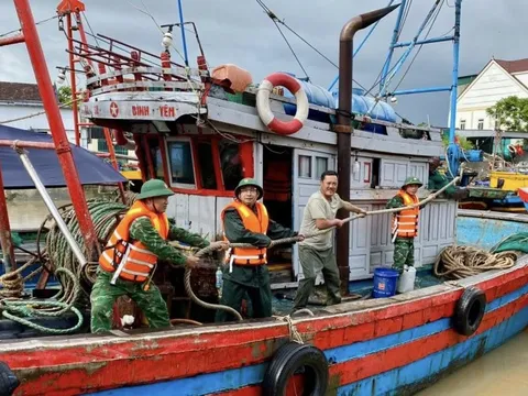 Bộ đội, công an căng mình di dời dân, chằng néo tàu thuyền chống bão Bualoi