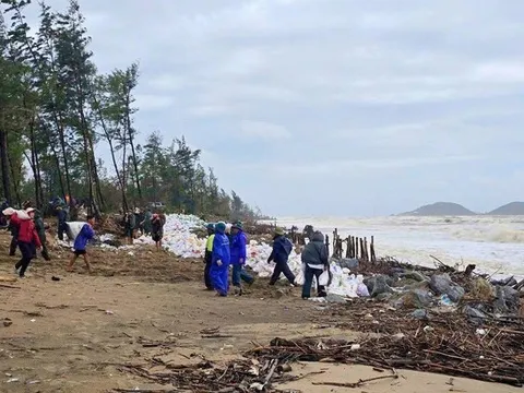 Hà Tĩnh: Hàng trăm người đội mưa gia cố đê biển phòng chống bão số 10