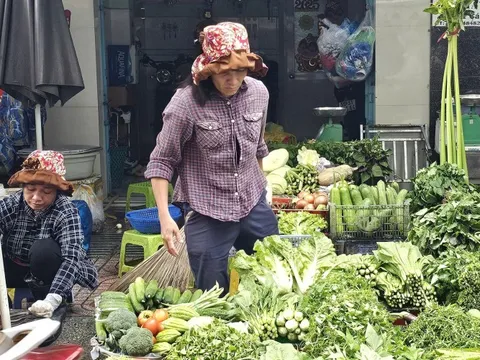 Chợ ế ẩm vì mưa gió, giá rau xanh tăng vọt