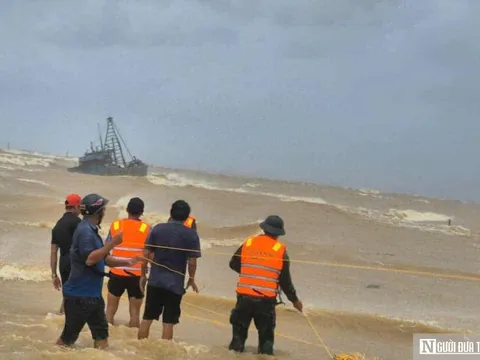 VIDEO: Hơn 100 người vật lộn giữa bão tố tìm kiếm 10 thuyền viên mất tích ở Quảng Trị