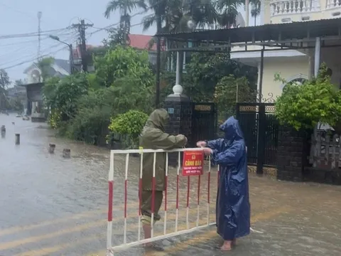 Lốc xoáy gây tốc mái hàng chục ngôi nhà, Huế siết chặt hạn chế người dân ra đường