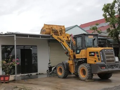 Cảnh tượng 'lạ' trên hàng loạt mái nhà của người dân trước khi bão Bualoi đổ bộ