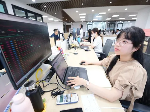 Lợi nhuận bùng nổ, nhà đầu tư chứng khoán vẫn nơm nớp 'sóng ngầm'