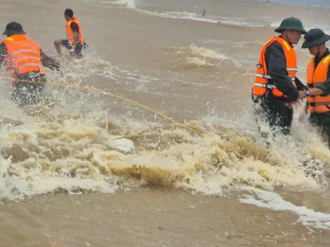 Đang tìm kiếm 10 thuyền viên trên 2 tàu cá vào trú bão gặp nạn ở Quảng Trị