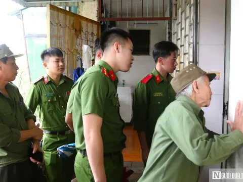Công an gõ từng nhà vận động người dân sống ở chung cư gần 50 tuổi đi tránh bão