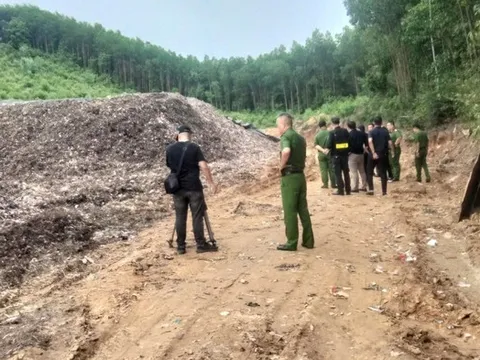 Bắt quả tang 2 nhân viên công ty môi trường đổ trộm chất thải chưa qua xử lý