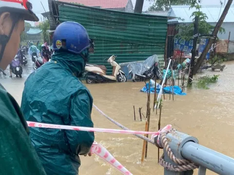 Lội nước ra bến xe về quê, chồng bất lực nhìn vợ bị nước cuốn mất tích