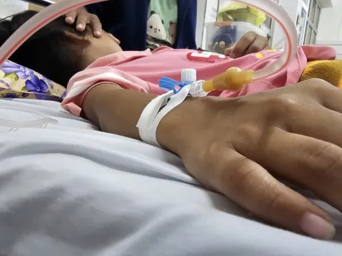 Phó hiệu trưởng không cho đưa học sinh bị ngộ độc đi bệnh viện?