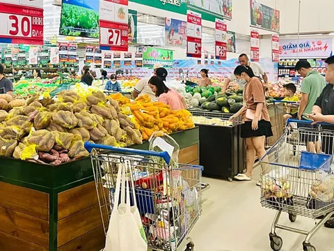 Siêu thị tăng hàng thiết yếu trong mùa bão