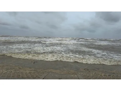 Gió to, sóng lớn, người dân Hà Tĩnh "nín thở" trước giờ bão số 10 đổ bộ