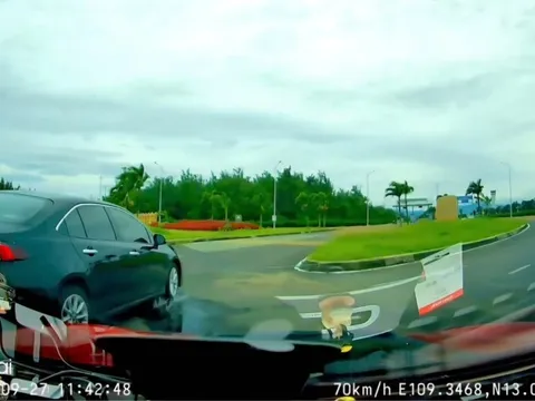 Lập biên bản xử phạt tài xế xe biển số xanh chạy ngược chiều