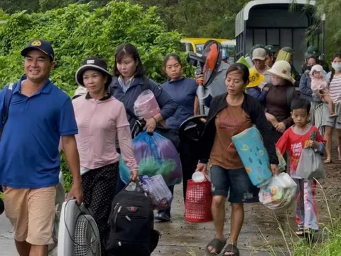 Người dân đặc khu Cồn Cỏ tay xách, nách mang xuống hầm tránh bão số 10 Bualoi
