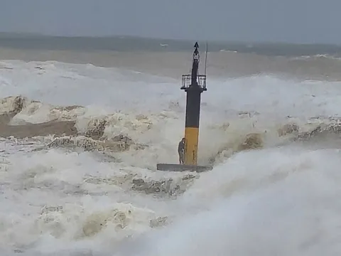 CLIP: Ngư dân bám phao giữa sóng dữ trong vụ tàu cá TP HCM gặp nạn do bão số 10 Bualoi