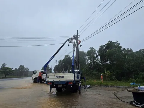 EVNCPC khôi phục cấp điện cho gần 509.000 khách hàng miền Trung sau bão số 10