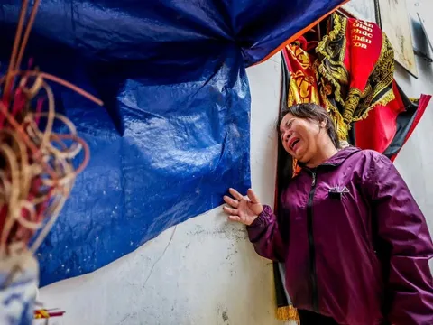 Người phụ nữ làng chài vừa mất chồng, nay nóc nhà cũng theo bão bay đi