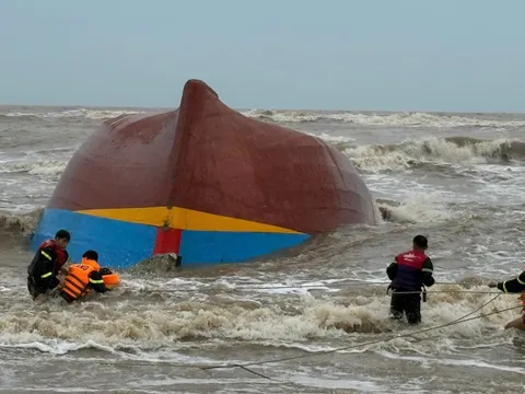 Ngư dân thoát chết trong gang tấc kể lại giây phút sinh tử giữa biển