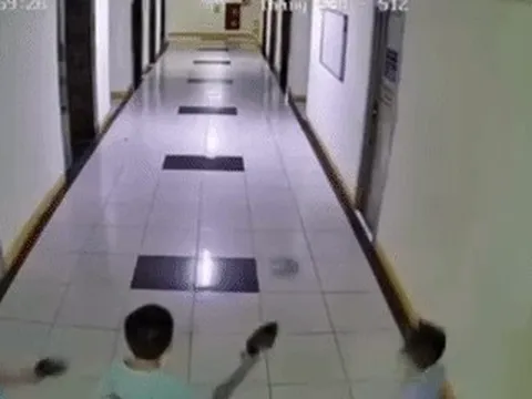 3 bé trai ném dép vô tình làm hỏng 2 thang máy ở Hà Nội, xôn xao tin đồn 'đền' 2 tỷ
