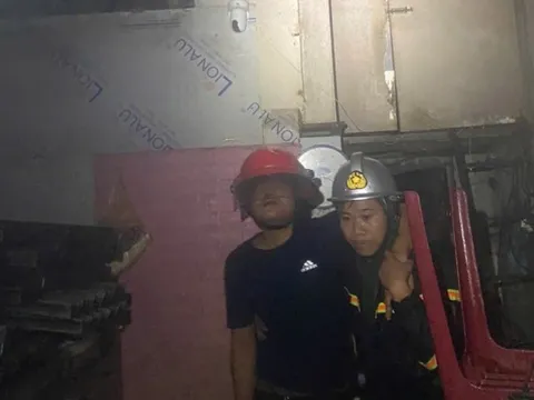 Nghẹt thở giải cứu 8 người mắc kẹt vì sập nhà do bão số 10