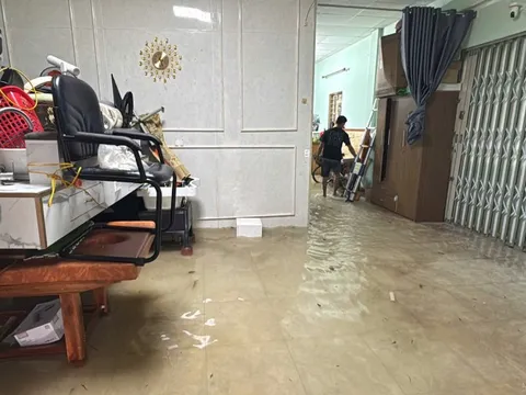 VIDEO: Bão số 10 Bualoi chưa tới, nước đã dâng ngập nhà dân