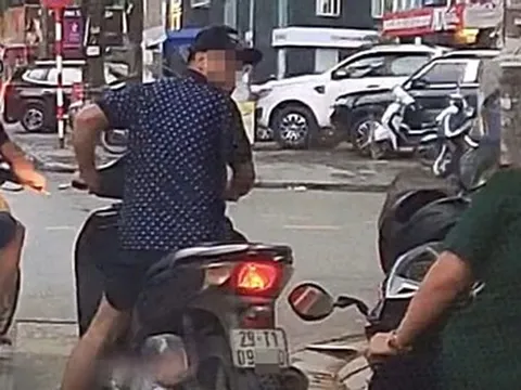 Người đàn ông đi xe máy bấm còi inh ỏi, 'thái độ' với nữ quân nhân ở Hà Nội bị phạt